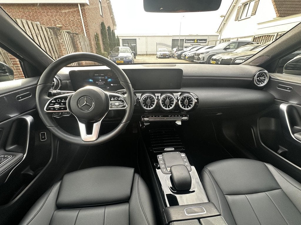 Mercedes-Benz A-klasse 250 e Luxury Line Pano|Sfeer|Matrix|N, Gebruikt, 4 cilinders, 16 kWh, Zwart