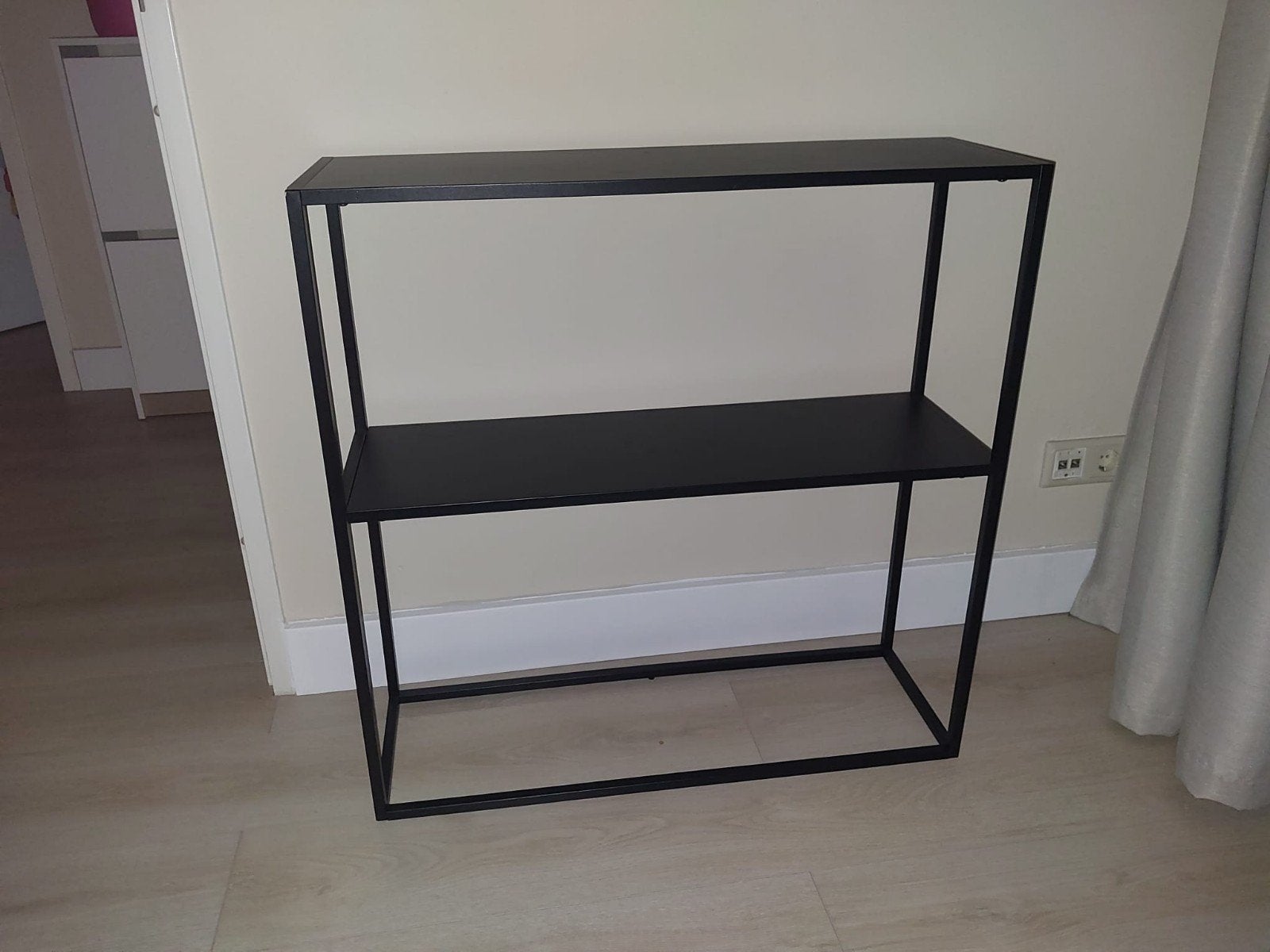 Zwarte metalen sidetable van JYSK, Ophalen, Zo goed als nieuw