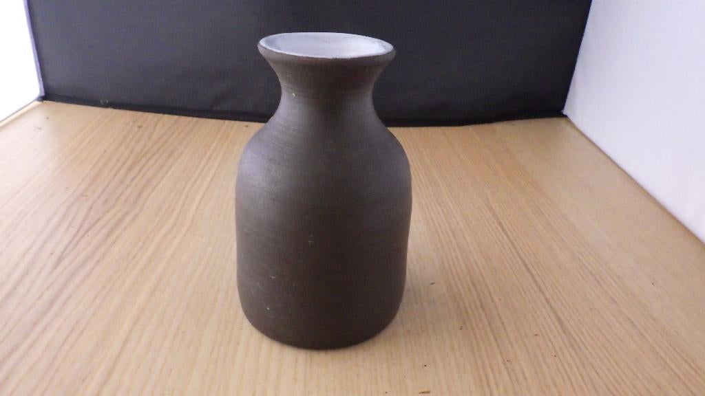 mooi eenvoudig bruin vaasje, Gebruikt, Zwart, Aardewerk of Porselein, Ophalen of Verzenden