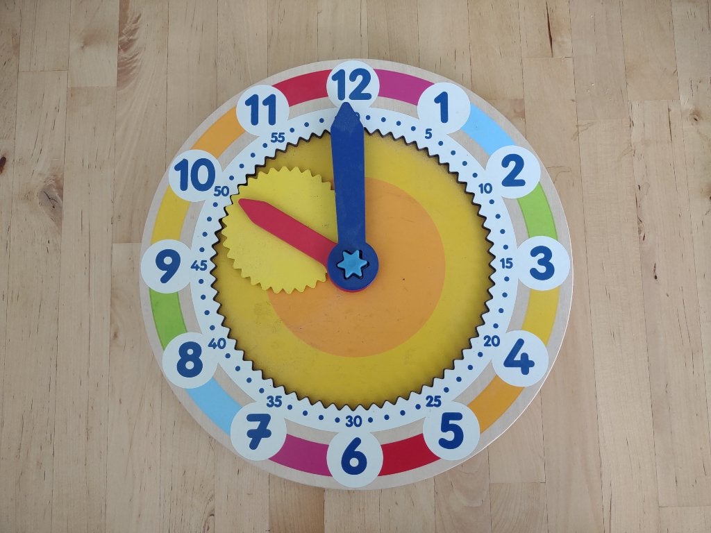 houten leerklok 28 cm met tandwielen, Kinderen en Baby's, Speelgoed | Educatief en Creatief, Ophalen of Verzenden, Gebruikt