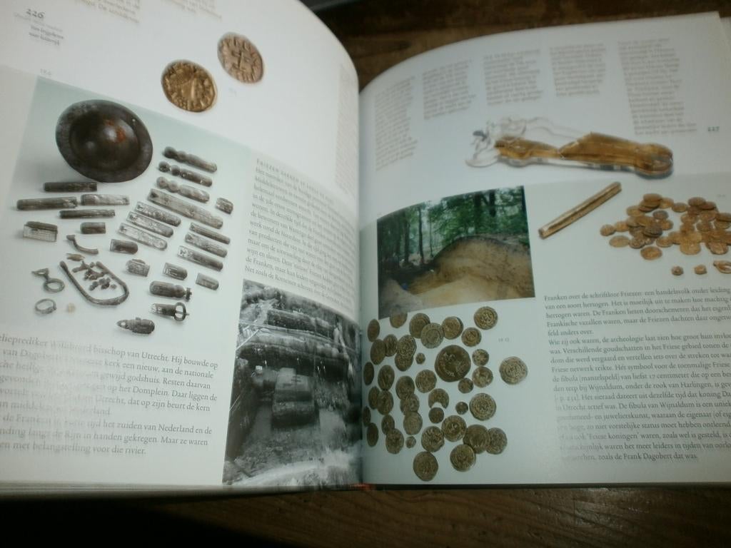 onder onze voeten archeologie met fotos bodemvondsten, Ophalen of Verzenden, Nieuw