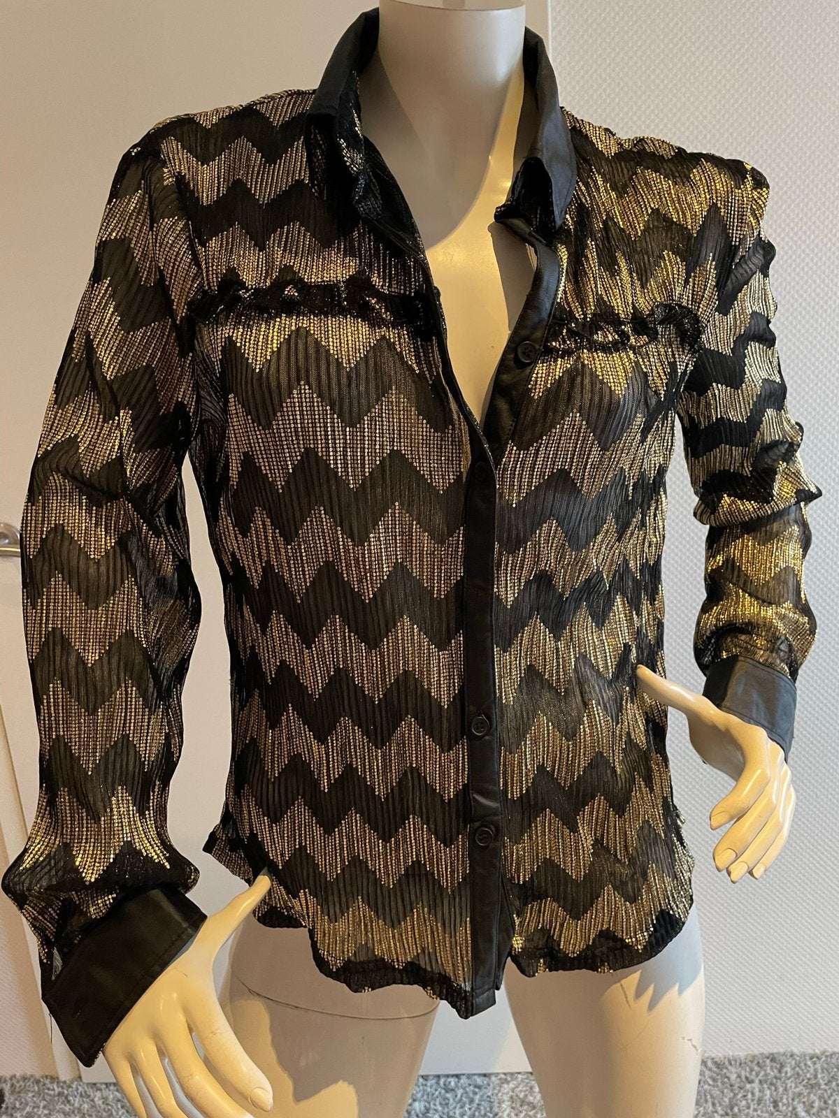 Drole de copine blouse zwart met goudkleurige maat s., Kleding | Dames, Blouses en Tunieken, ., Zwart, Ophalen of Verzenden, Zo goed als nieuw
