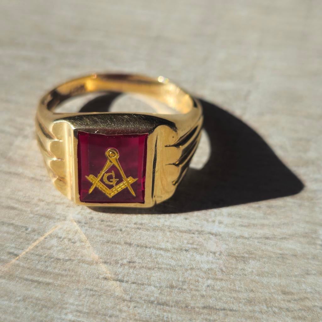 Gouden Vrijmetselaarsring met synthetisch robijn, Gebruikt, Heer, Ophalen of Verzenden, 17 tot 18