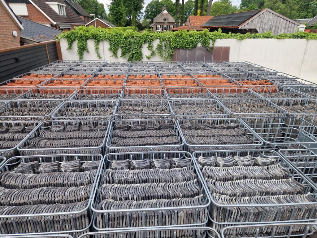 Ovh dakpannen rood en blauw gesmoord, Doe-het-zelf en Verbouw, Dakpannen en Dakbedekking, Ophalen of Verzenden, Steen of Klei