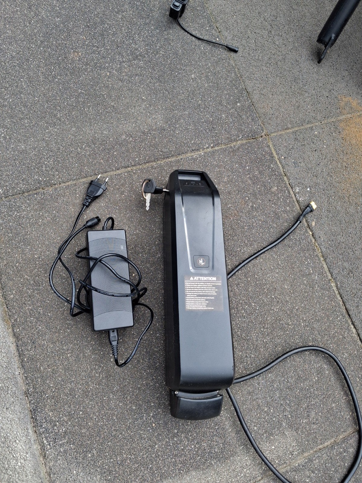 Goede 48V accu met houder, lader en sleutels, Ophalen, Gebruikt