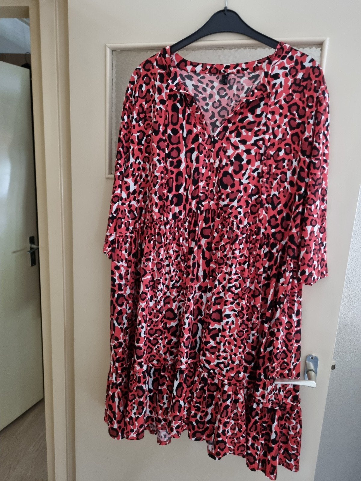 Yoek jurk met dierenprint, rood/zwart, maat 54/56, Kleding | Dames, Yoek, Maat 46/48 (XL) of groter, Ophalen of Verzenden, Knielengte