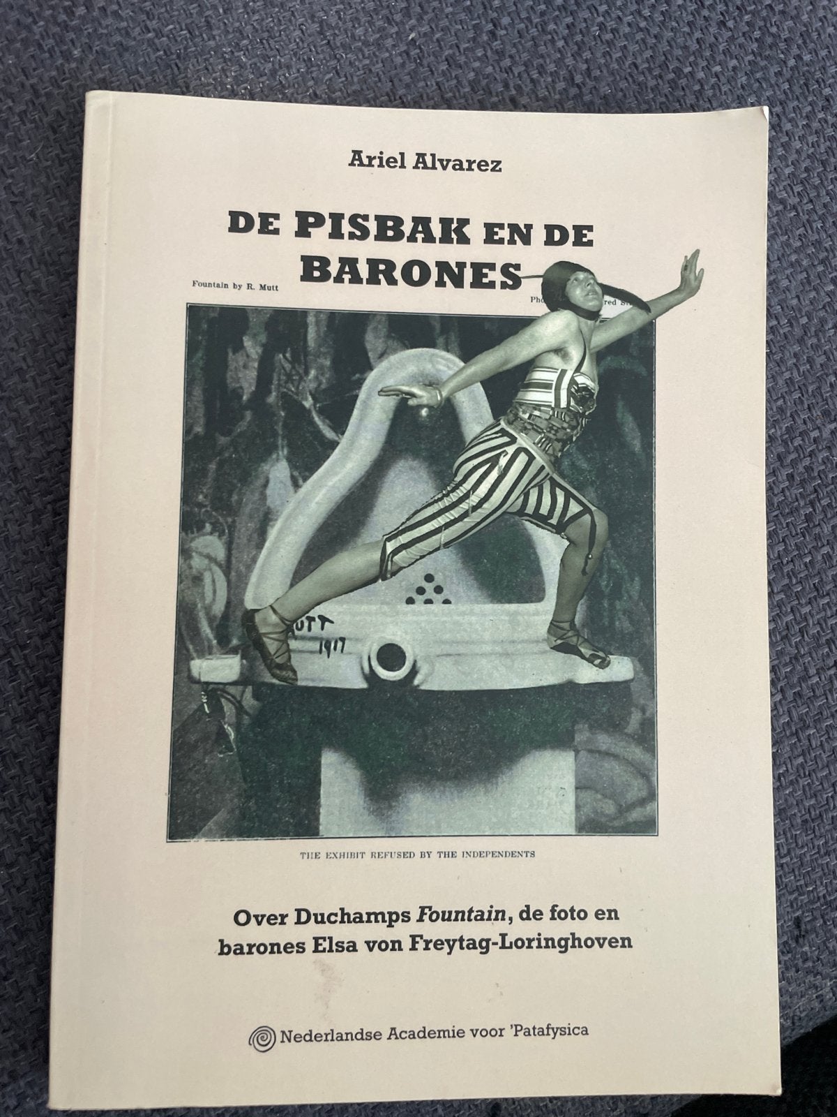 Ariel Alvarez - De Pisbak en de Barones - over Duchamp, Ophalen of Verzenden, Gelezen