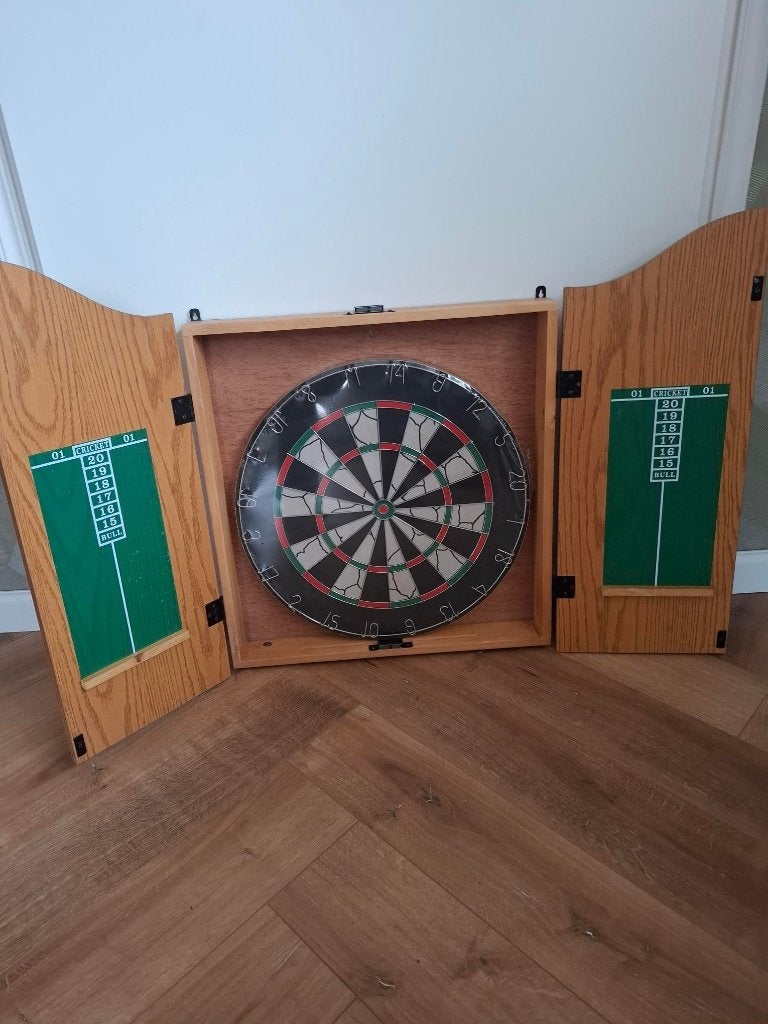 Nieuw Dartbord in Kings Head Pub & Lodging kast 40 euro, Sport en Fitness, Darts, Ophalen, Nieuw, Dartbord
