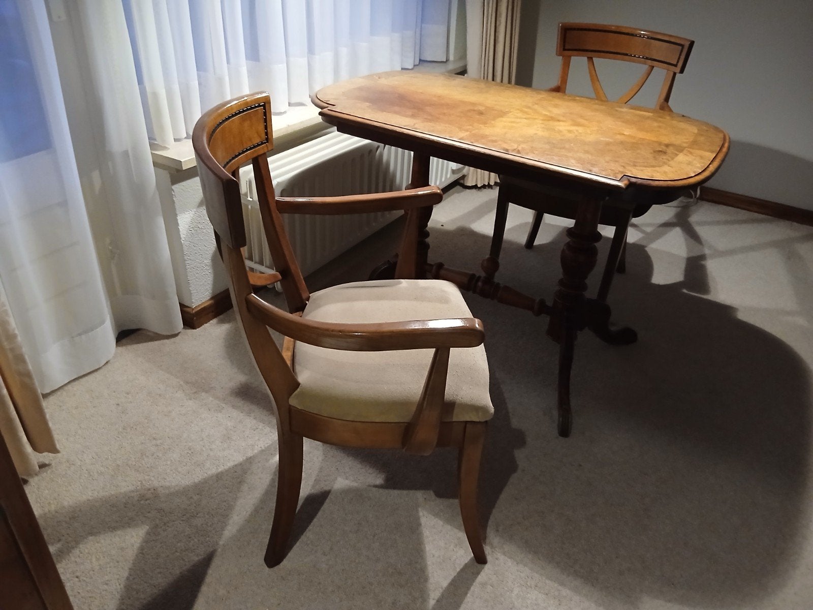 Antieke houten tafel en stoelen met sierlijke poten, Ophalen