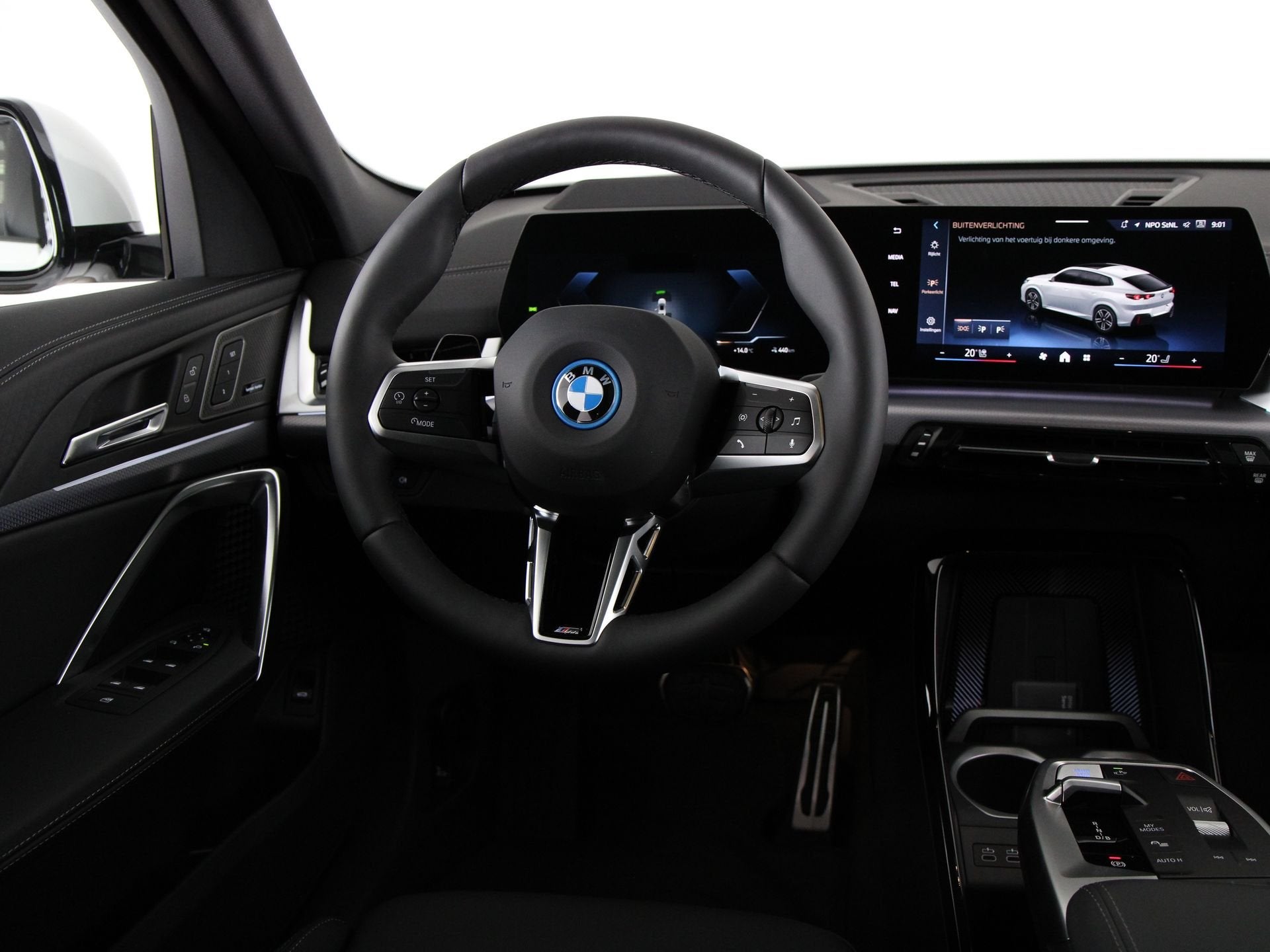BMW iX2 eDrive20 67 kWh M-sport Pro (bj 2026, automaat), Auto's, BMW, IX2, 24 min, Wit, 204 pk