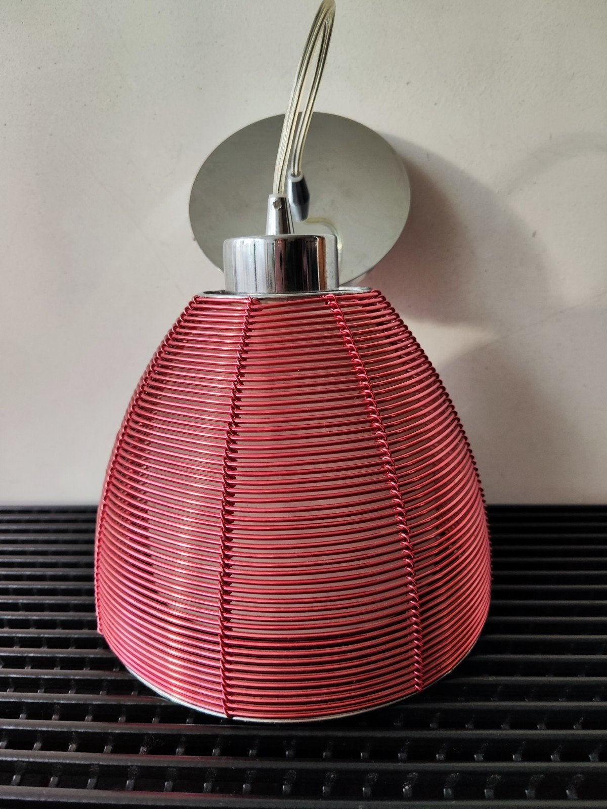 Moderne hanglamp, rood metaaldraad met melkglas, dm 19 cm, Ophalen of Verzenden