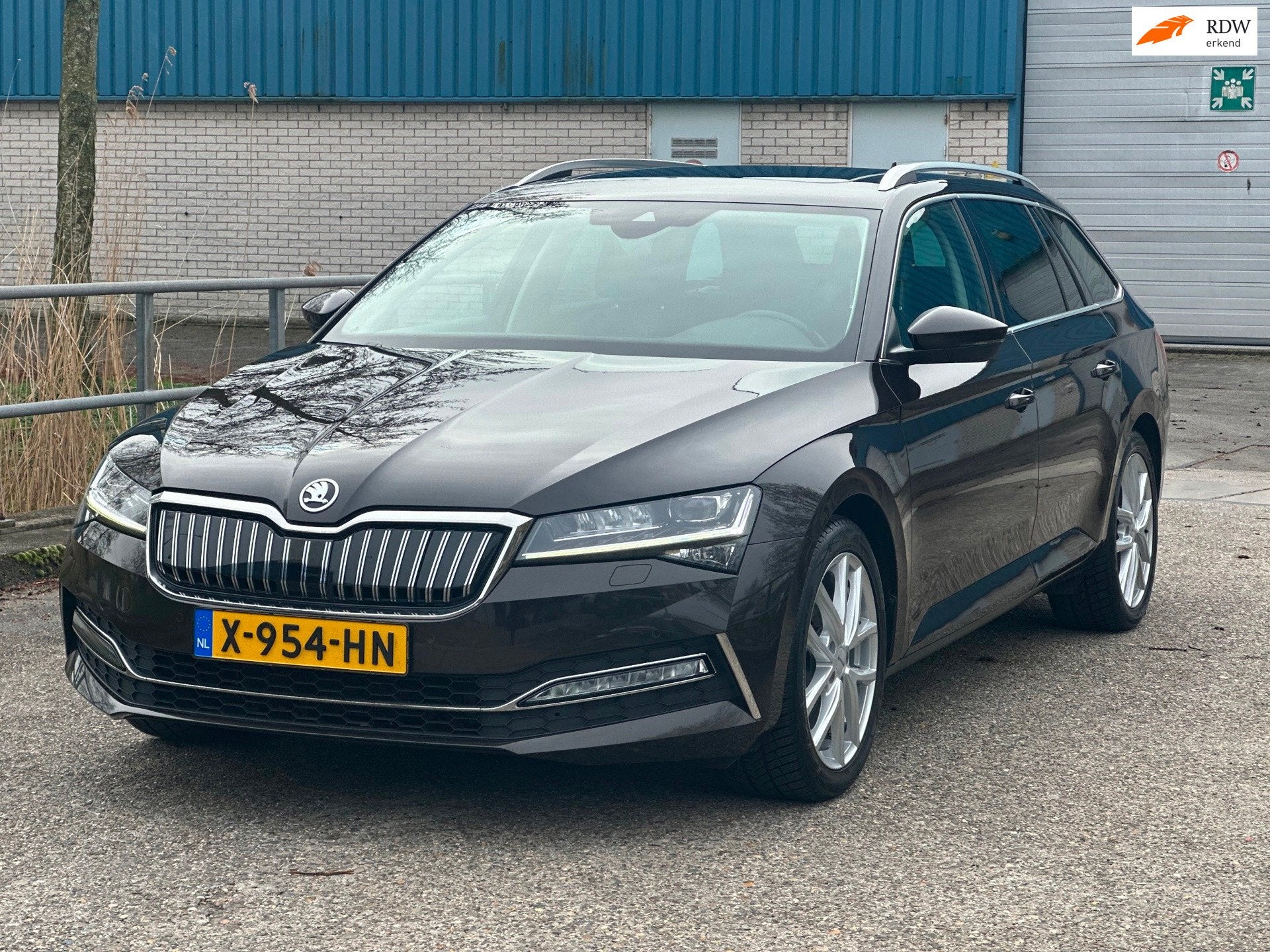 Skoda Superb Combi 1.4 TSI iV Business Edition Plus!Pano!Cam, Auto's, Skoda, Gebruikt, Euro 6, Bruin, Plug-in hybride
