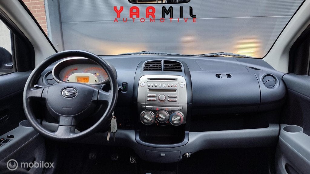 Daihatsu Sirion 2 1.0-12V Premium 5 DRS NAP LAGE KMSTAND, Auto's, Gebruikt, Zwart, Bedrijf, Handgeschakeld