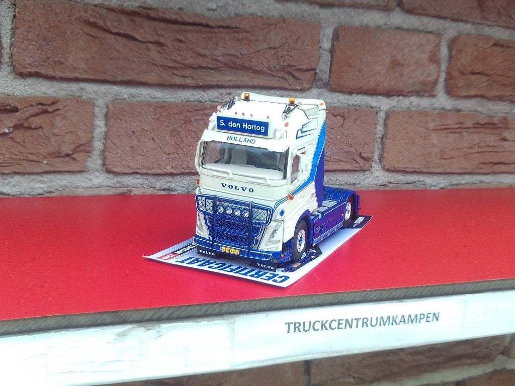 WSI  Volvo  FH5  Globetrotter  van  H. den  Hartog., Hobby en Vrije tijd, Modelauto's | 1:50, Ophalen of Verzenden, Nieuw, Bus of Vrachtwagen