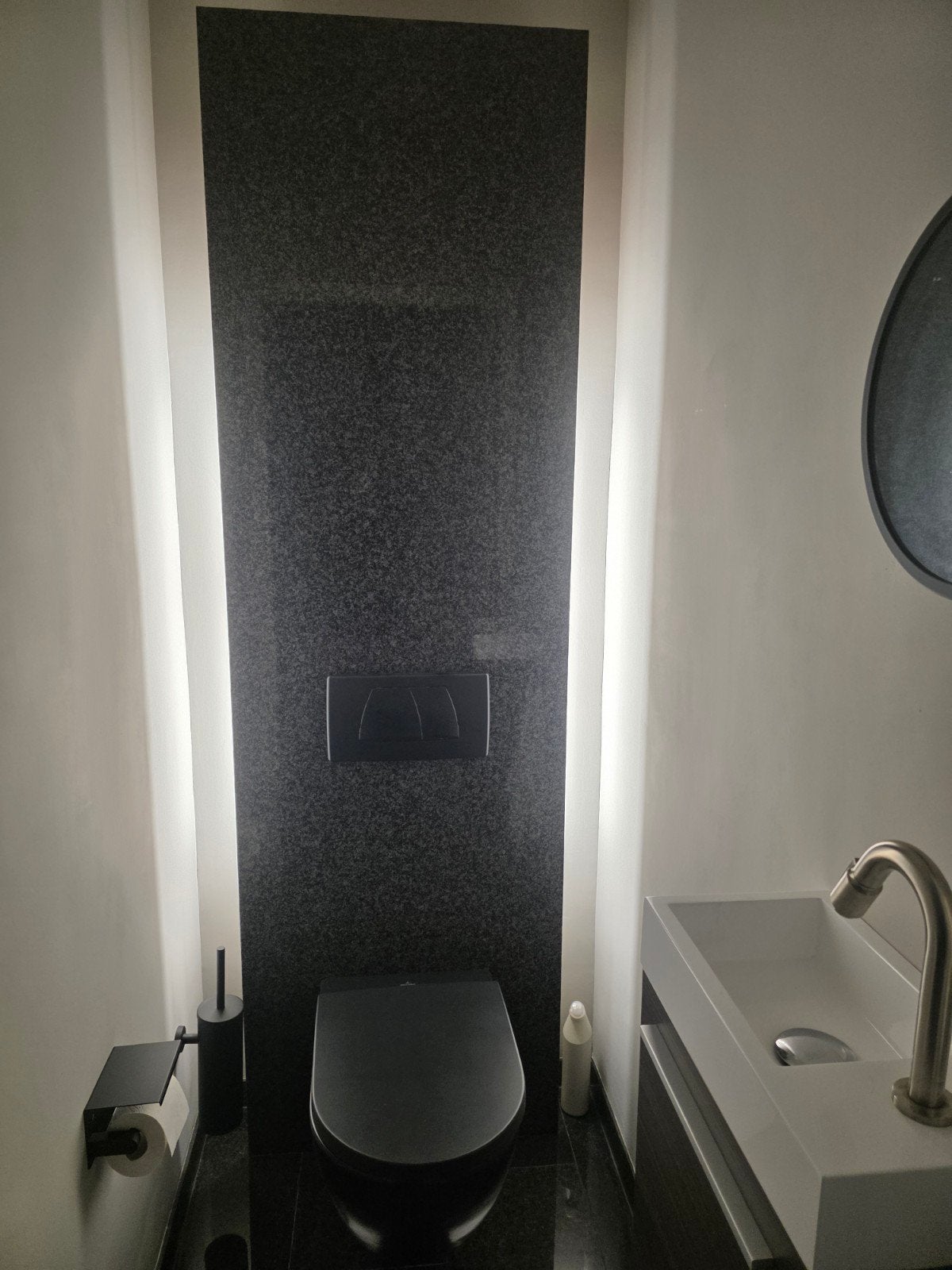 Modern toilet met granieten achterwand en zwarte Geberit, Ophalen of Verzenden