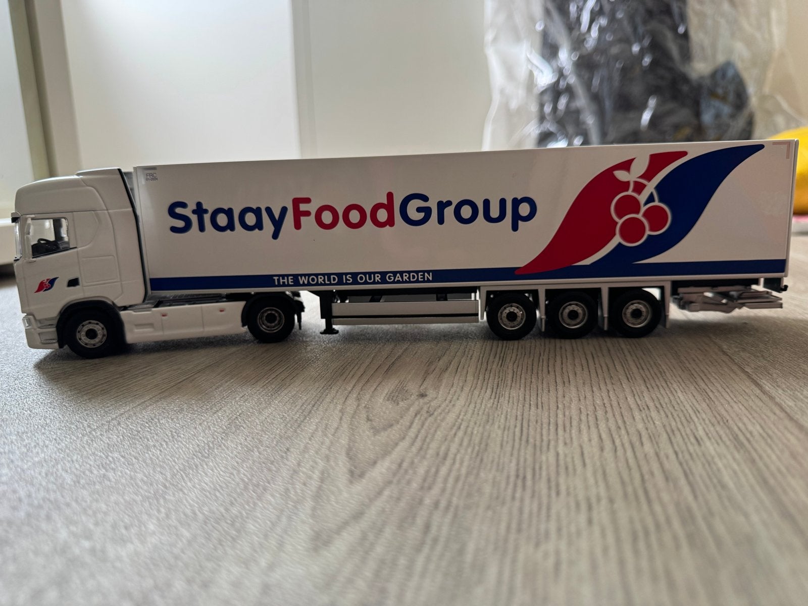 Tekno Scania StaayFoodGroup 1:50 met originele doos, Hobby en Vrije tijd, Ophalen of Verzenden, Zo goed als nieuw, Bus of Vrachtwagen