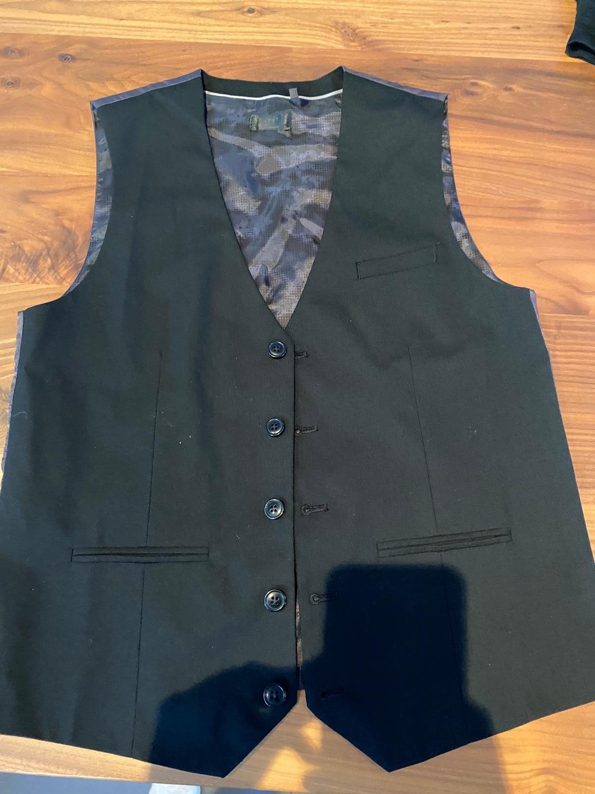 Nette zwarte gilet met wit overhemd en broek, Kleding | Heren, Ophalen, Zo goed als nieuw, Overige maten, Zwart