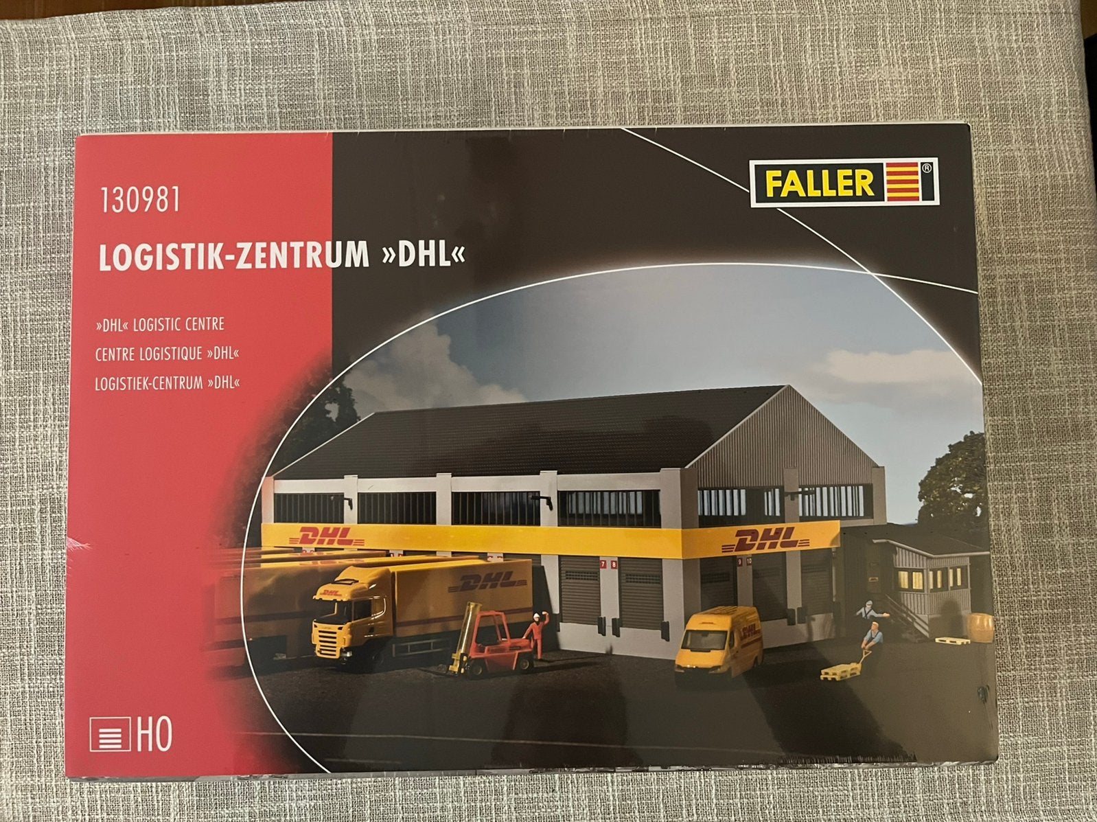 Faller 130981 Logistik-zentrum “DHL”, Hobby en Vrije tijd, Ophalen of Verzenden, Nieuw, 1:50 tot 1:144