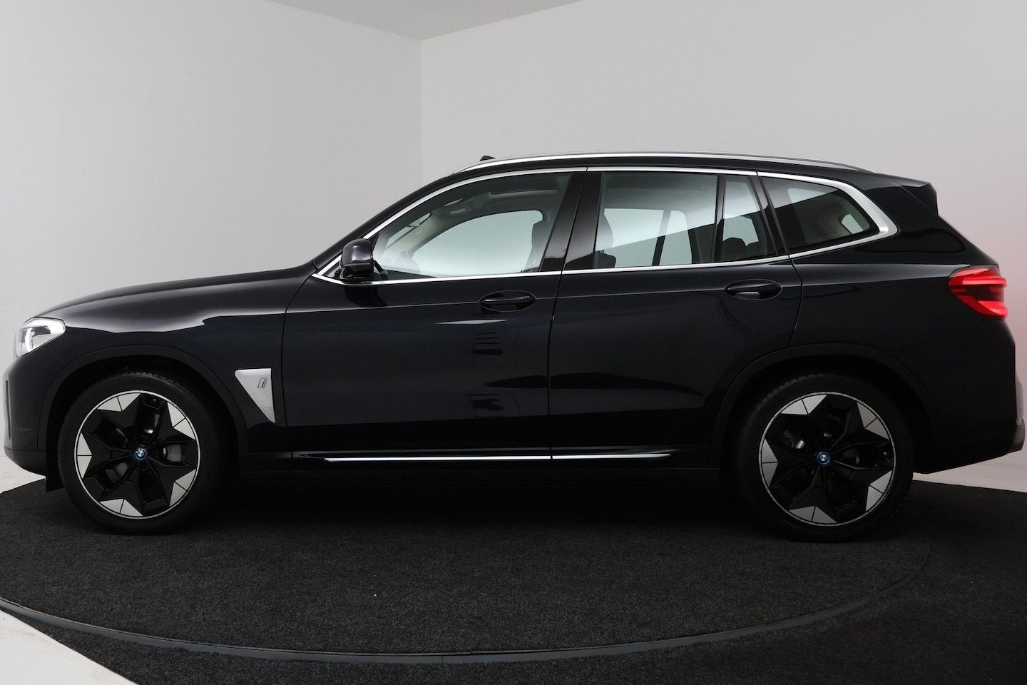 BMW iX3 Executive 80 kWh SOH 96% (PANORAMADAK, SFEERVERLICHT, Automaat, Achterwielaandrijving, Gebruikt, 110 €/maand
