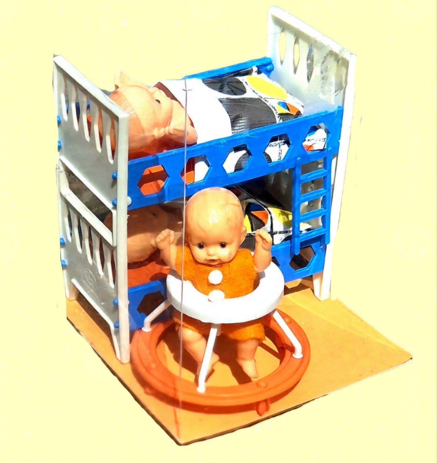 Vintage poppenhuis bed loopwagen popjes Querzola Italië, Ophalen of Verzenden, Gebruikt, Gebruiksvoorwerp