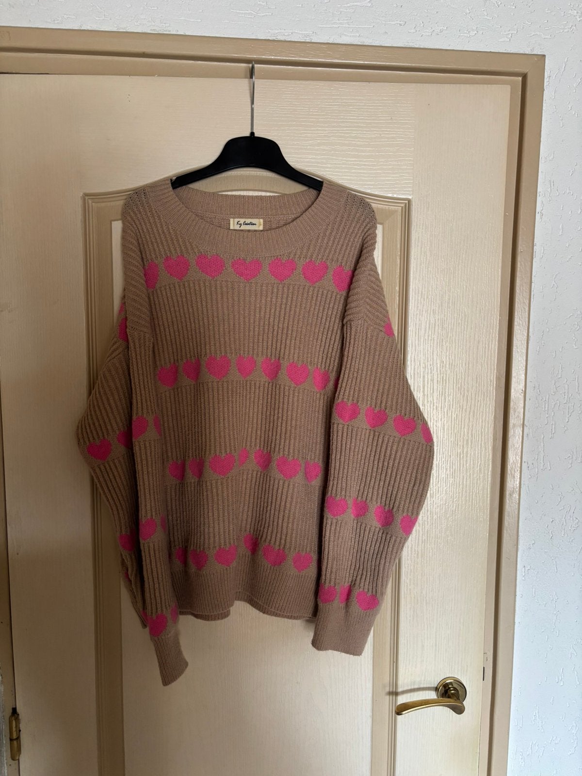 Leuke trui van Ky Criatron in maat L beige met hartjes, Ophalen of Verzenden, Zo goed als nieuw, Maat 38/40 (M), Beige