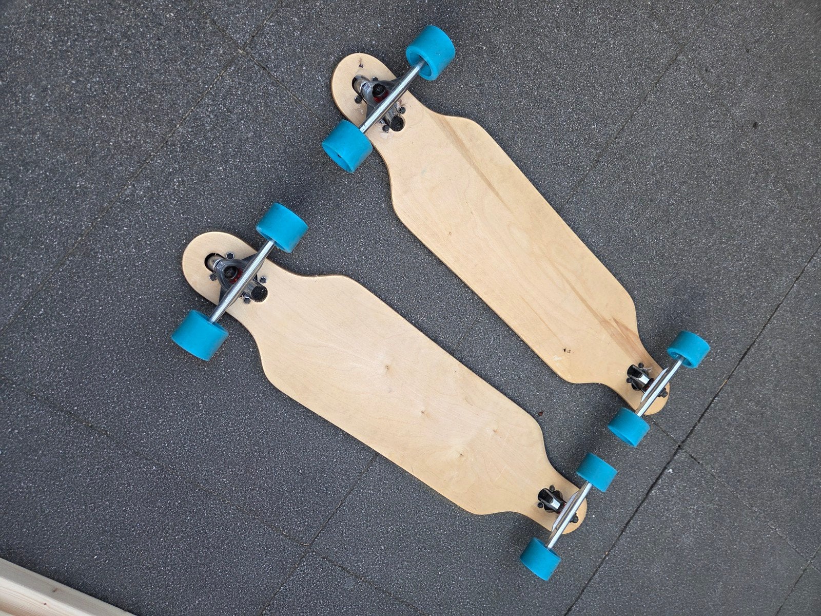 Twee Longboards met blauwe wielen, Ophalen of Verzenden, Gebruikt, Skateboard, Longboard