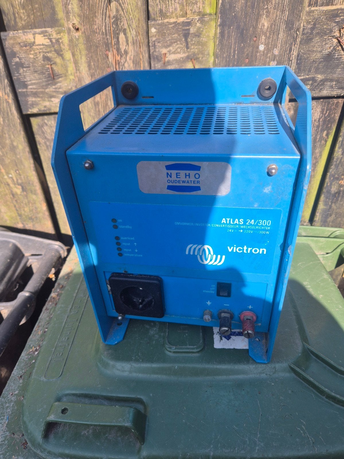 VICTRON ATLAS 24/300 Omvormer/Inverter 24V -> 220V/300W, Auto-onderdelen, Overige Auto-onderdelen, Ophalen of Verzenden