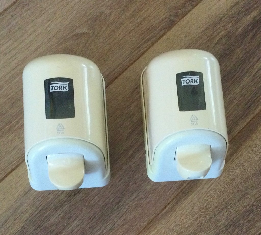 Zeep dispenser gebruikt maar nog geschikt in werkplaats enz., Ophalen of Verzenden, Gebruikt, Wit, Overige typen