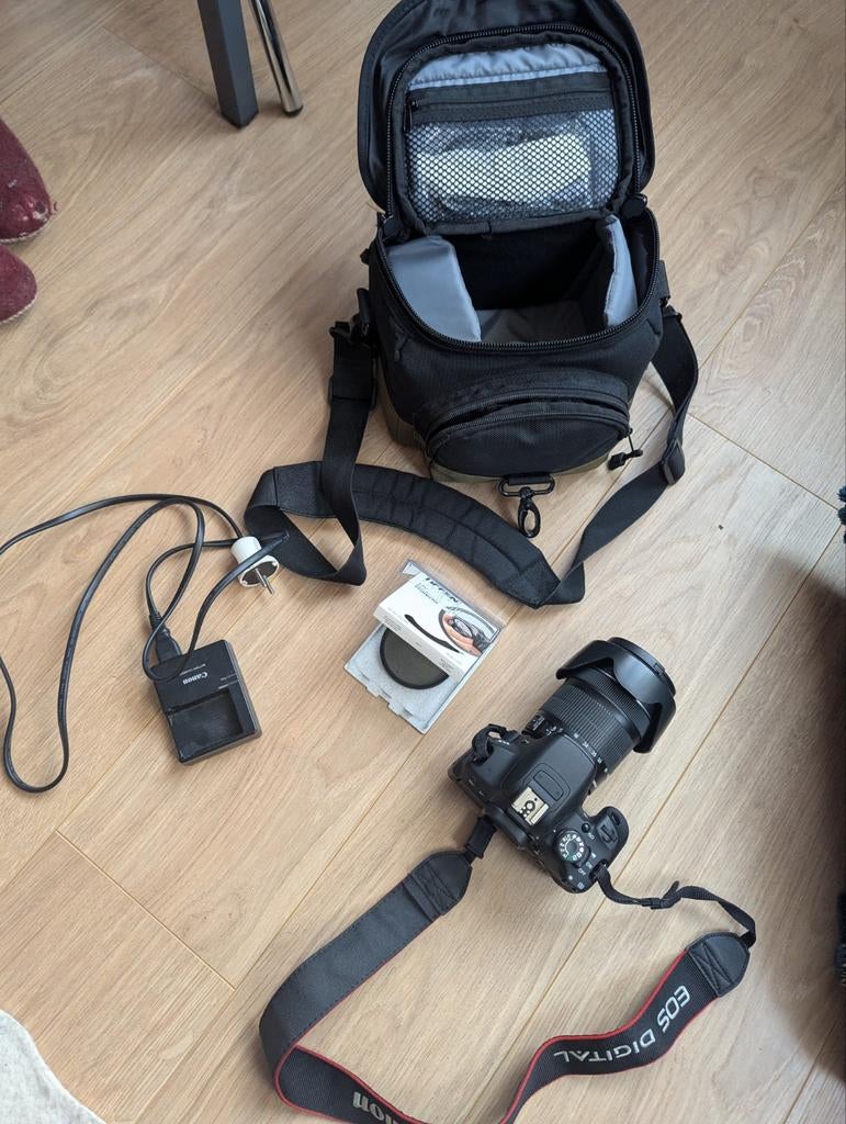 Complete Canon EOS 700D Kit | 18-135mm IS STM Lens | Bag + F, Canon, 20x of meer, Ophalen of Verzenden, Zo goed als nieuw