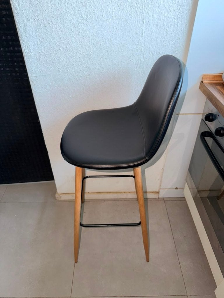 JYSK JONSTRUP Barkruk – Zwart Kunstleer / Naturel Eiken, Huis en Inrichting, Barkrukken, Ophalen, Met voetsteun, Zo goed als nieuw