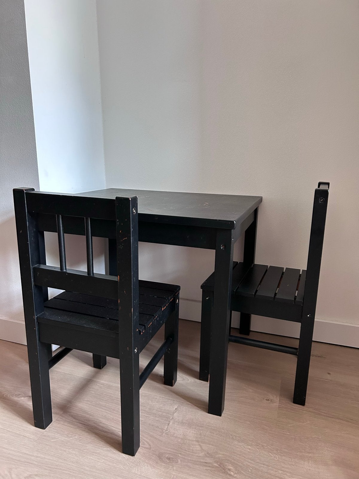 Zwart kinder tafeltje met twee stoeltjes, Kinderen en Baby's, Kinderkamer | Tafels en Stoelen, Ophalen, Gebruikt, Tafel(s) en Stoel(en)