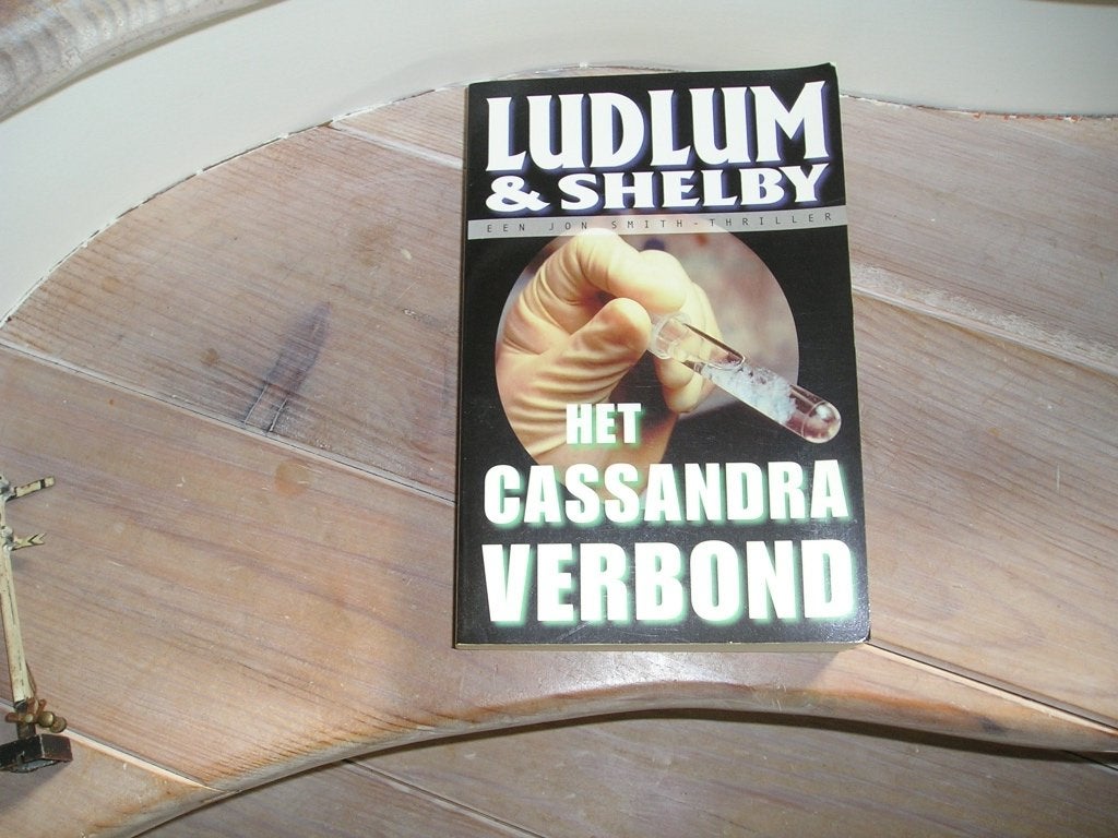 Ludlum & Shelby - Het Cassandra verbond, Ophalen of Verzenden, Gelezen, Robert Ludlum