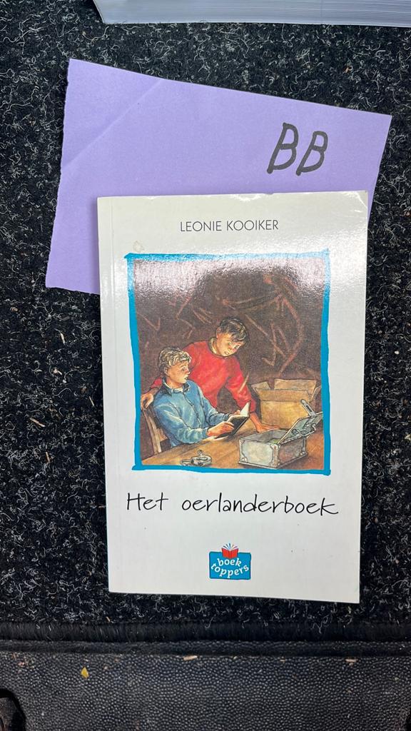Het Oerlanderboek - Leonie Kooiker (Boektoppers), Ophalen of Verzenden, Zo goed als nieuw, Fictie algemeen