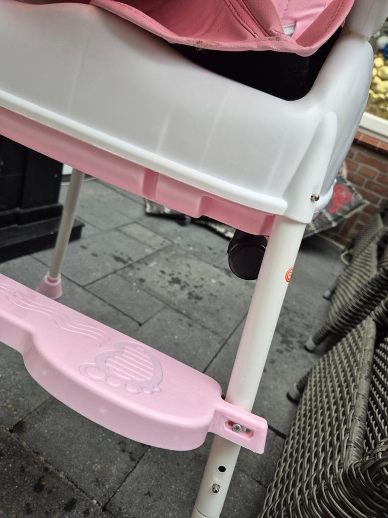 Twinky kinderstoel roze compleet, Kinderen en Baby's, Kinderstoelen, Ophalen of Verzenden, Gebruikt, Overige typen, Afneembaar eetblad