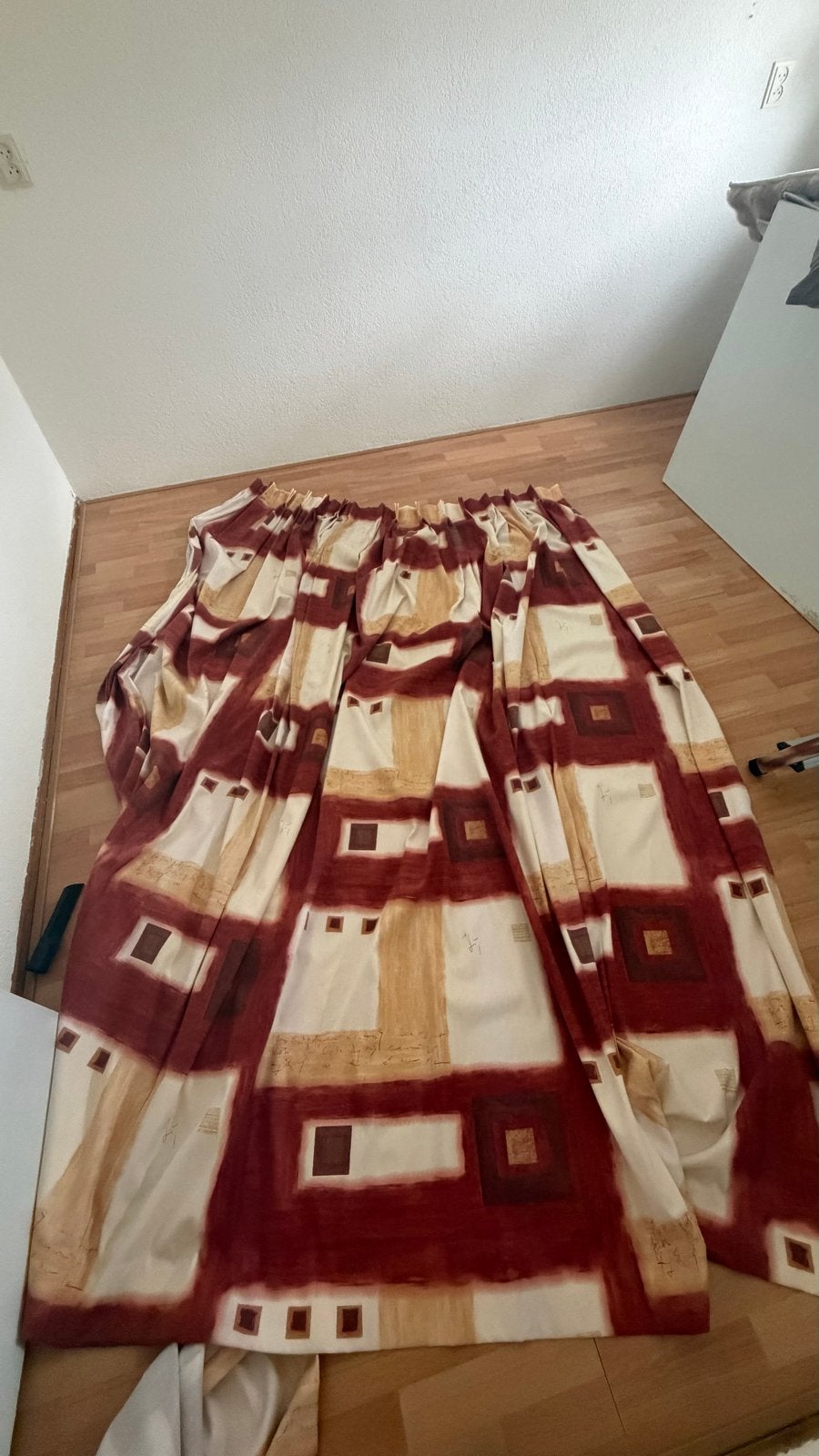 Gordijnen met abstract patroon, rood/beige met haken 2 stuks, Ophalen of Verzenden, Gebruikt, Rood, Gordijn