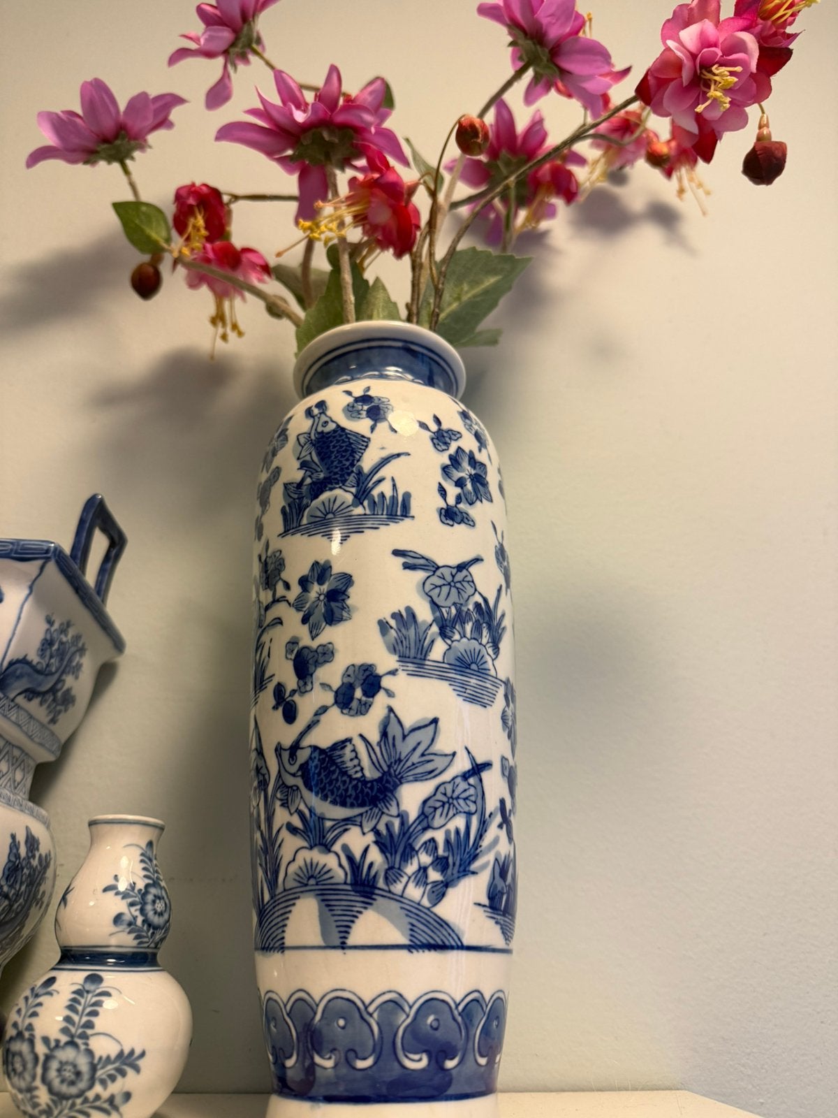 Prachtige Chinese vaas blauw wit waterplanten en Koi karpers, Overige materialen, Blauw, 27 cm, Ophalen of Verzenden