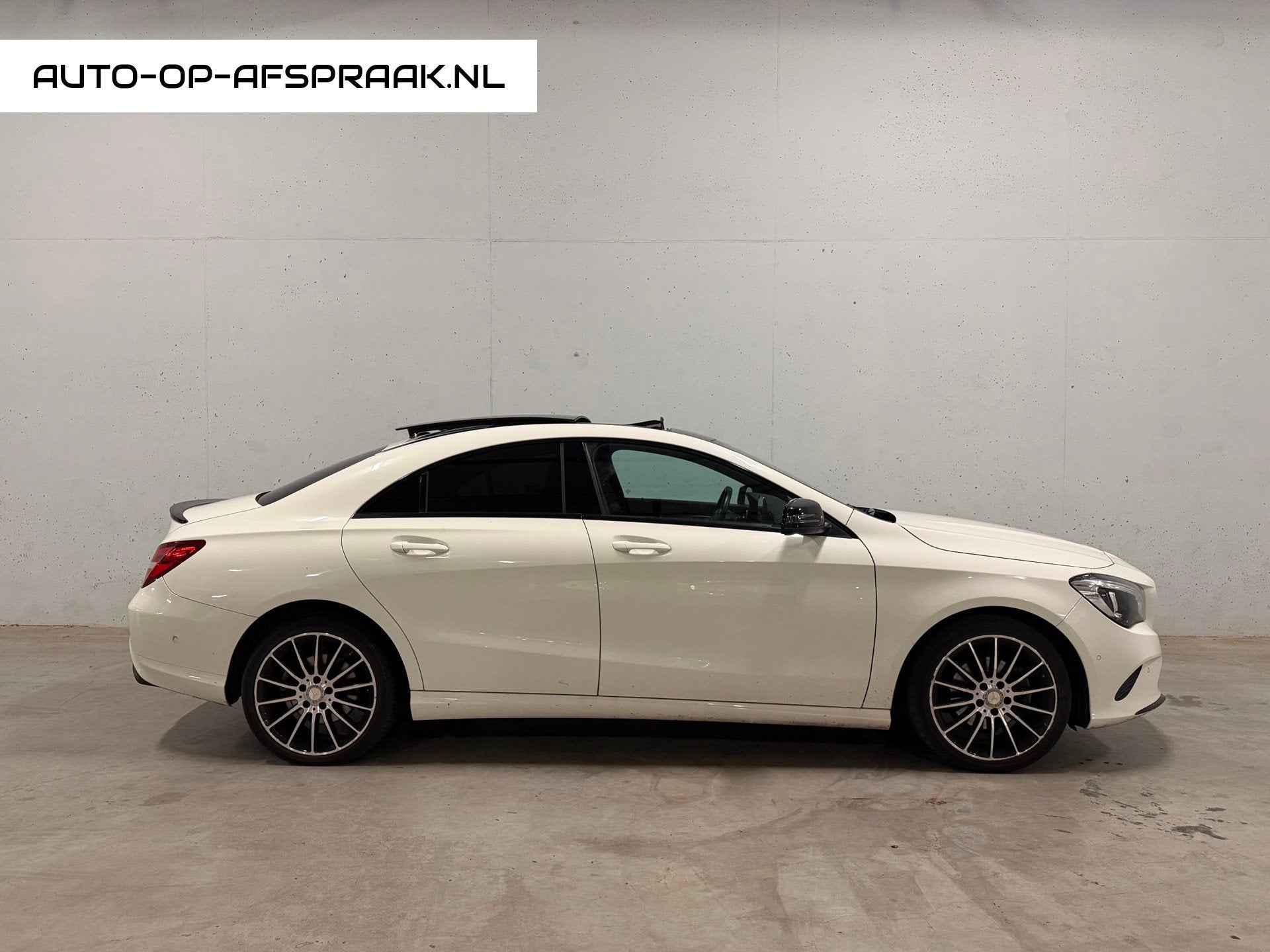 Mercedes-Benz CLA-klasse 180 AMG Pano Leer Apple Camera Stoe, Auto's, Gebruikt, Euro 6, 4 cilinders, 715 kg
