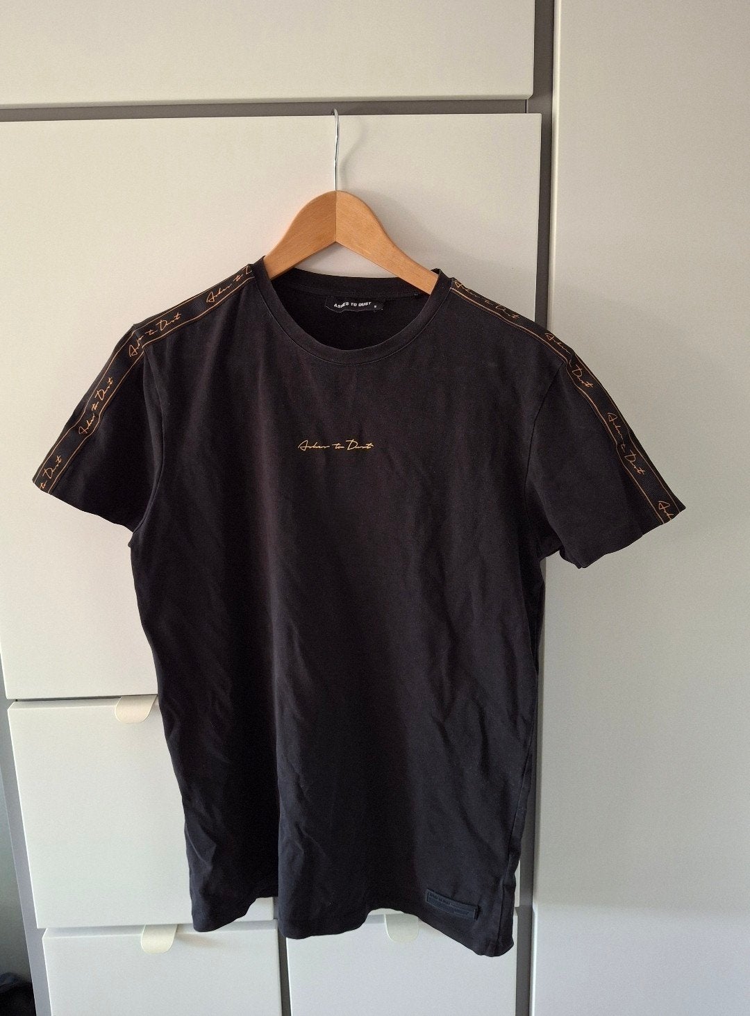 Ashes to Dust t-shirt zwart gouden details maat s, Zwart, Ashes to dust, Ophalen of Verzenden, Gedragen