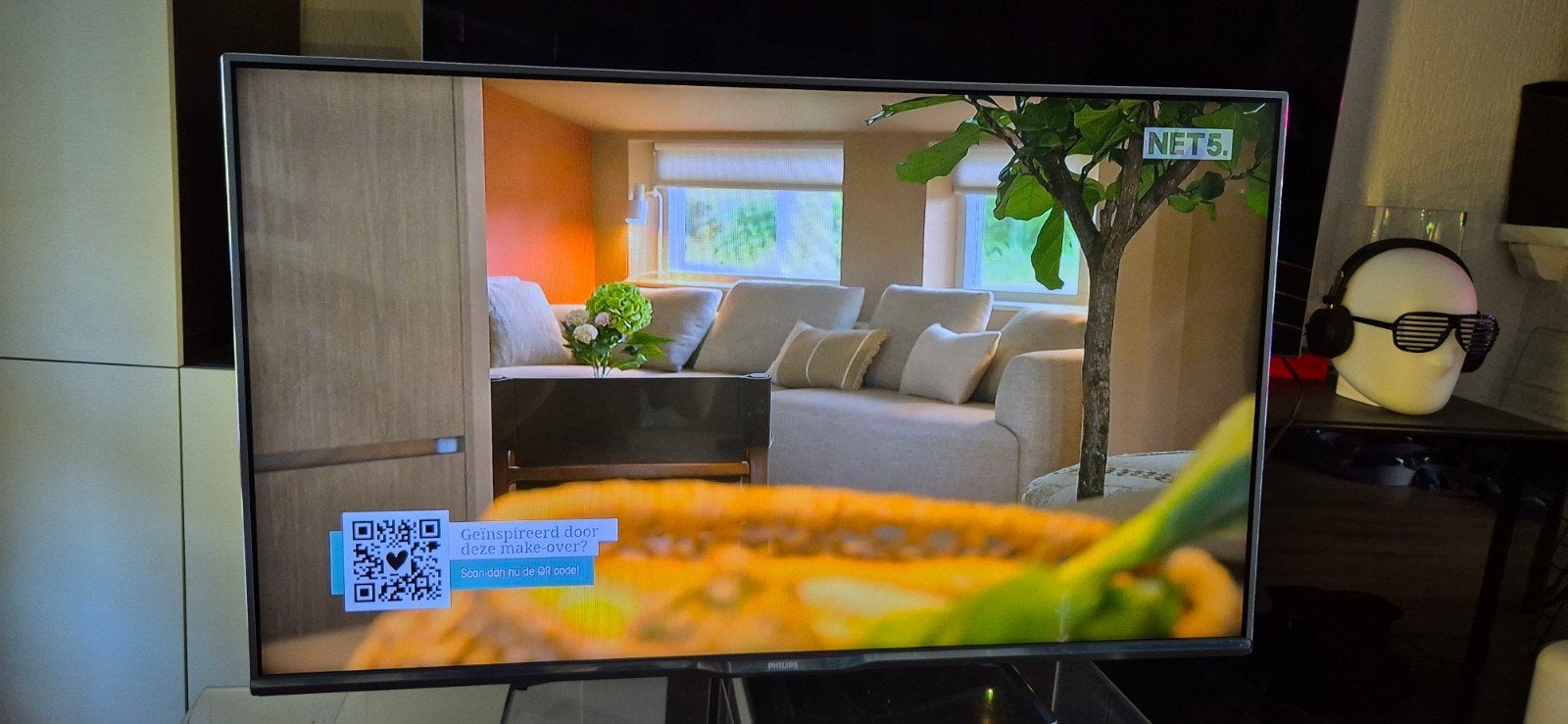 Foto 8 van Philips 42PFK7109/12 42 inch Full HD LED TV met Ambilight