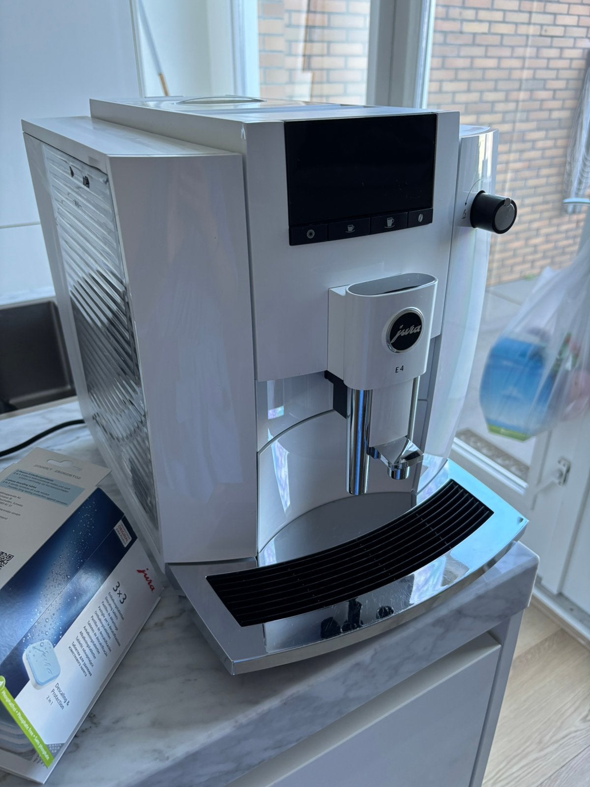Jura E4 koffiemachine wit – werkend – incl onderhoudsproduct, Ophalen, Gebruikt, Koffiemachine, Koffiebonen