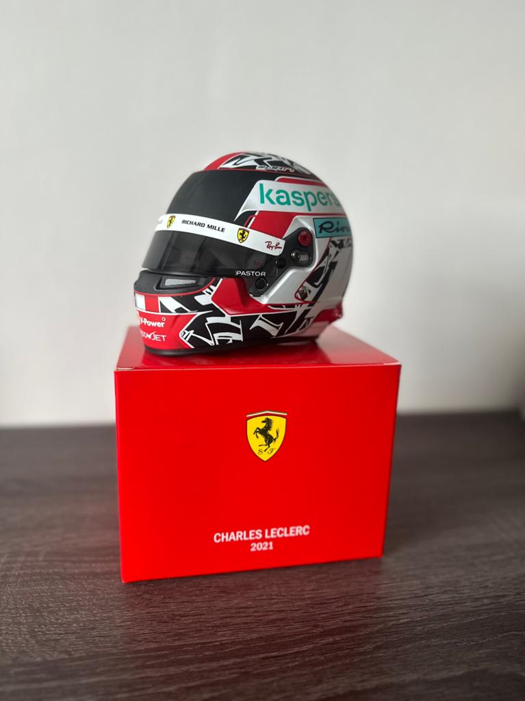 Charles Leclerc 1/2 helm Ferrari F1 2021, Ophalen of Verzenden, Nieuw, Formule 1