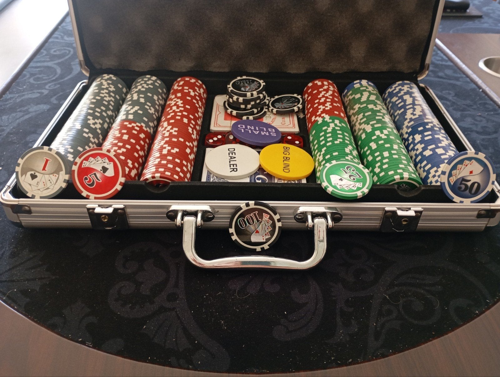 Complete Pokerset met Fiches, Kaarten en Buttons in Koffer, Vijf spelers of meer, Ophalen, Gebruikt