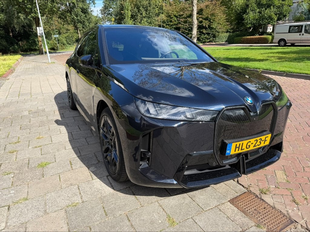BMW iX Xdrive45 408pk Aut 2025 Zwart, Auto's, Dealer onderhouden, Zwart, Elektrisch, Vierwielaandrijving