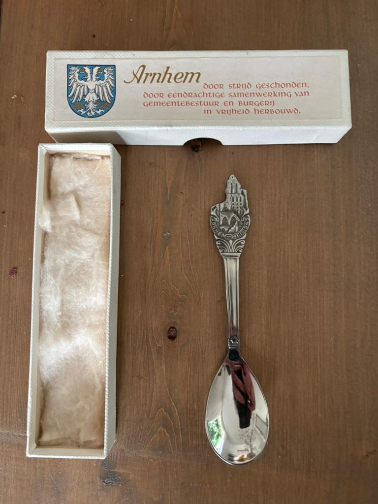 Lepeltje in doosje wederopbouw Arnhem Mei 1945 – 1955, Ophalen of Verzenden, Nederland