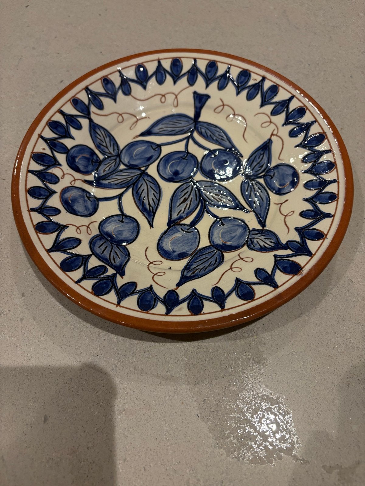 Decoratief Portugees bord met blauwe pruimen, 20 cm, Antiek en Kunst, Ophalen of Verzenden