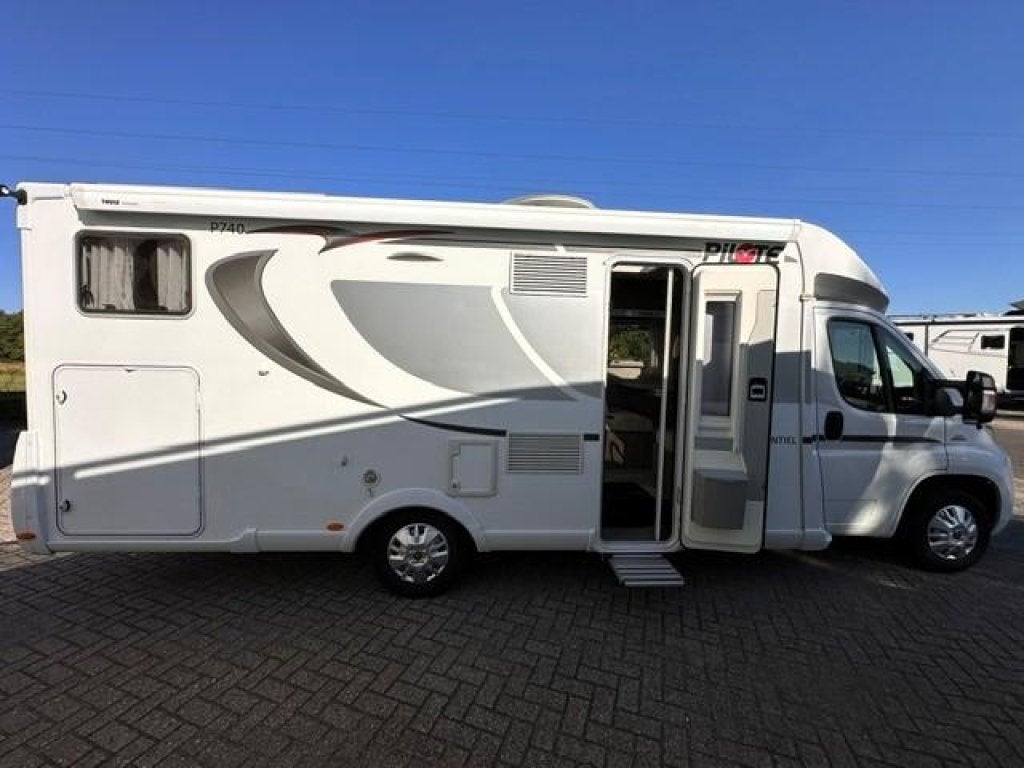 Pilote P740 2015 APARTE BEDDEN Euro 5 Zeer netjes!, Caravans en Kamperen, Standaard zit, Ringverwarming, Koelkast, Fiat
