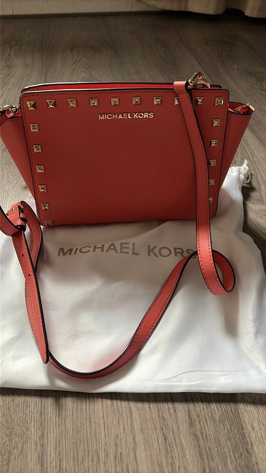 Michael Kors Handtas Koraalrood met Studs, Ophalen of Verzenden, Zo goed als nieuw, Oranje, Handtas