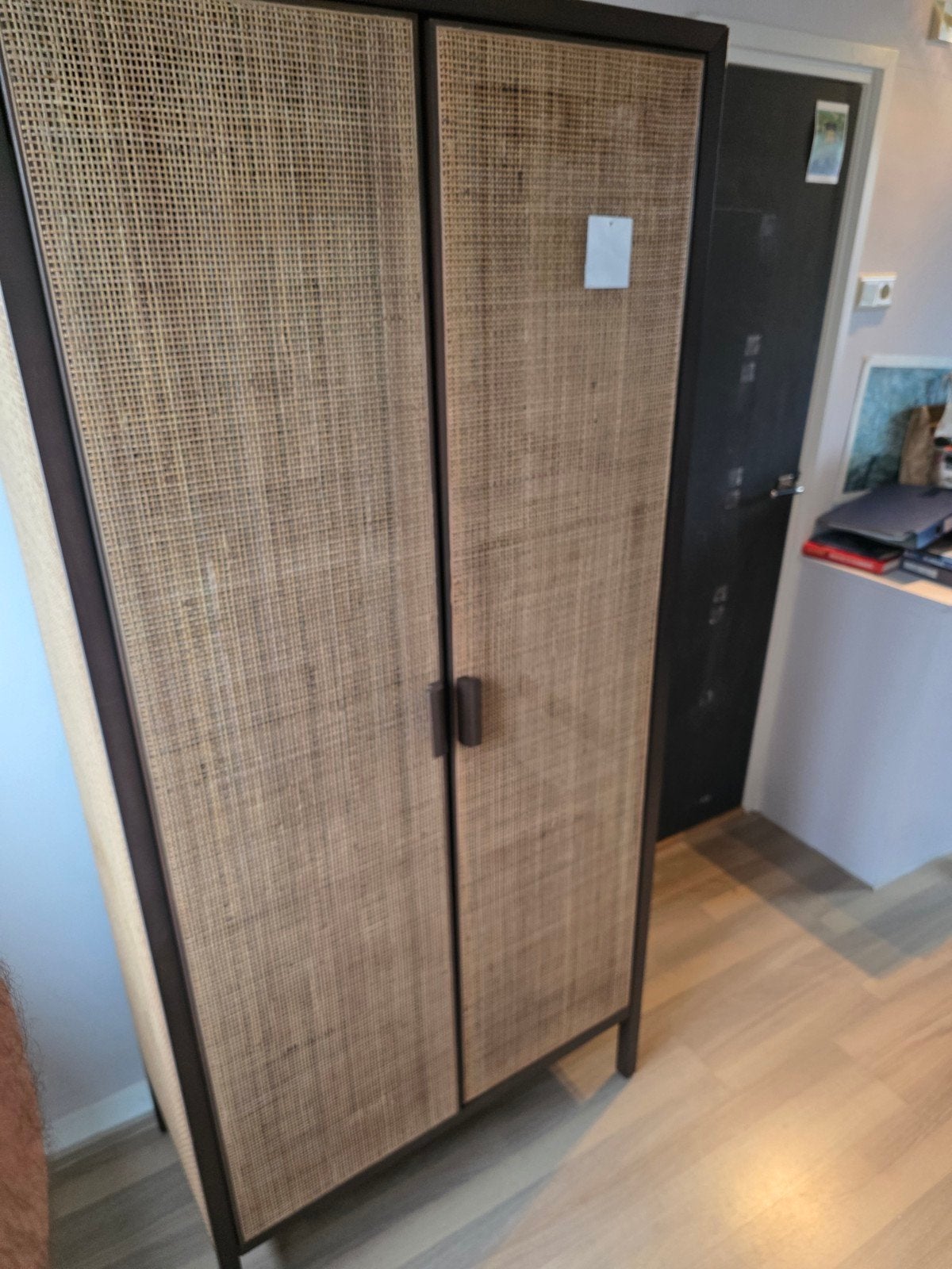 Stijlvolle kledingkast met rotan deuren - €150, Ophalen