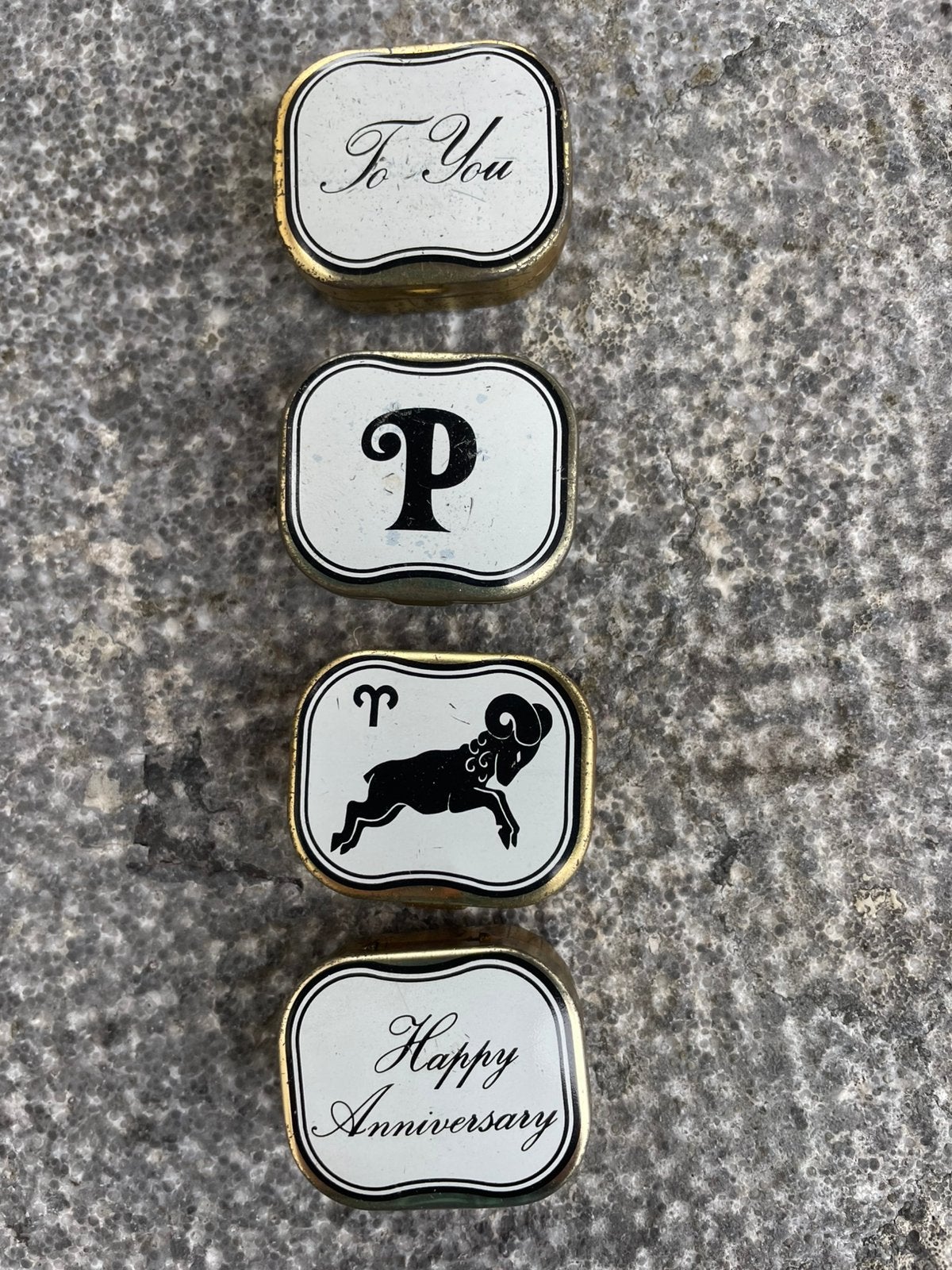 4 pillendoosjes, 2 met “gelukssteentjes”, Ophalen of Verzenden