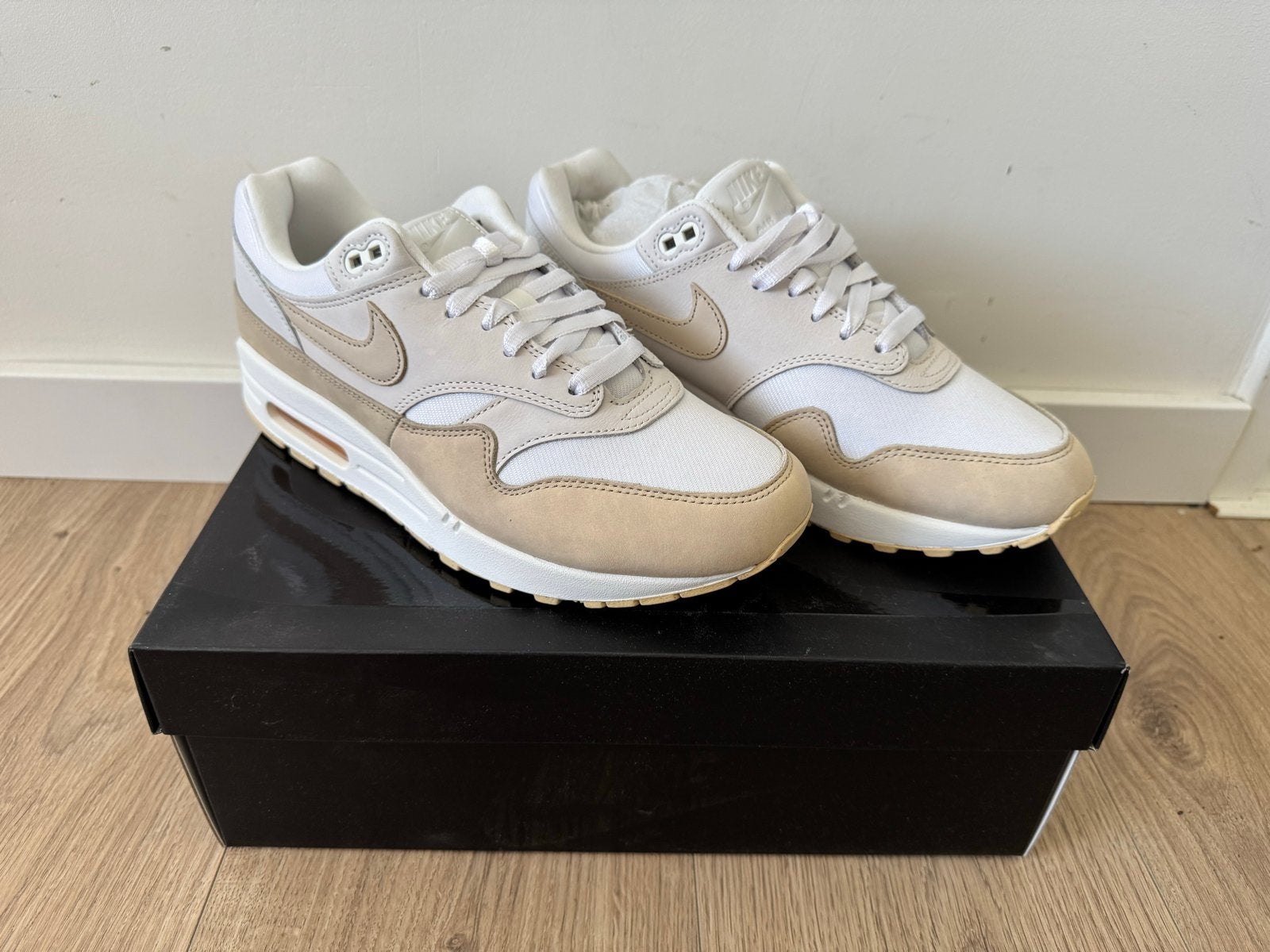 Nike Air Max 1 PRM ESS Summit White Sanddrift Phantom, Ophalen, Wit, Nieuw, Sneakers of Gympen